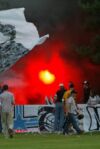 Wie lustig - Bengalos der LSK-Ultras im trockenen Waldstück... Foto: ar