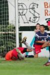LSK-Keeper Holtz greift ins Leere - Kolle hat zum 2:1 für die SV Eintracht vollstreckt Foto: ar