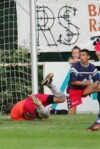 LSK-Keeper Holtz greift ins Leere - Kolle hat zum 2:1 für die SV Eintracht vollstreckt Foto: ar