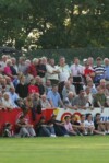 2.000 (davon 1.733 zahlende) Zuschauer drängen sich auf der Hasenburg Foto: ar