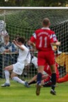 Riesenchance für die SV Eintracht - Sebastian Klepatz verpasst nur knapp den Ball Foto: ar
