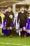 Das Schiri-Trio mit (v. l.) Hanna Hofmann, Jan-Erik Ramm und Kilian Sieper – alle von der Eintracht – führt die Mannschaften und die Einlaufkinder aufs Feld. Viele filmen den Moment mit dem Handy.
Foto: HEIMSPIEL.media / Stefan Großmann