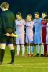 Das Schiedsrichter-Gespann und das LSK-Team bei der Gedenkminute für die vielen Opfer des Krieges in der Ukraine.
Foto: HEIMSPIEL.media / Stefan Großmann