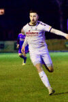 Maximilian Zoch erzielte den 4:0-Endstand für den LSK. Gegenspieler Pascal Kölpien macht hier schon dicke Backen. Angesichts des LSK-Dauerdrucks stöhnte der Turm in der Abwehrschlacht eine Viertelstunde vor Schluss: „Ich kann schon nicht mehr …“
Foto: HEIMSPIEL.media / Stefan Großmann
