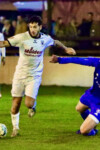LSK-Neuzugang Kevin Barajas (Mitte) ließ nach der Pause seine Klasse aufblitzen, wurde aber wie schon im Spiel gegen Heide noch zu wenig ins LSK-Spiel einbezogen.
Foto: HEIMSPIEL.media / Stefan Großmann