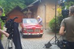 Der Familienopa (Norbert Frie) steigt in seine Limousine und fährt zum Spiel...