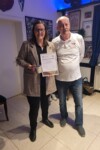 DFB-Ehrenamtsurkunde plus DFB-Uhr für die 1. Vorsitzende der SVE, Linda Kunzelmann - überreicht durch Gisbert Stevens (NFV-Kreis Heide-Wendland)